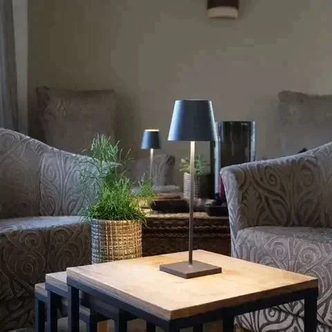Bezprzewodowa lampa stołowa – nowoczesna metalowa lampa LED dostępna w wielu kolorach, idealna na biurko, stolik nocny lub stolik pomocniczy.