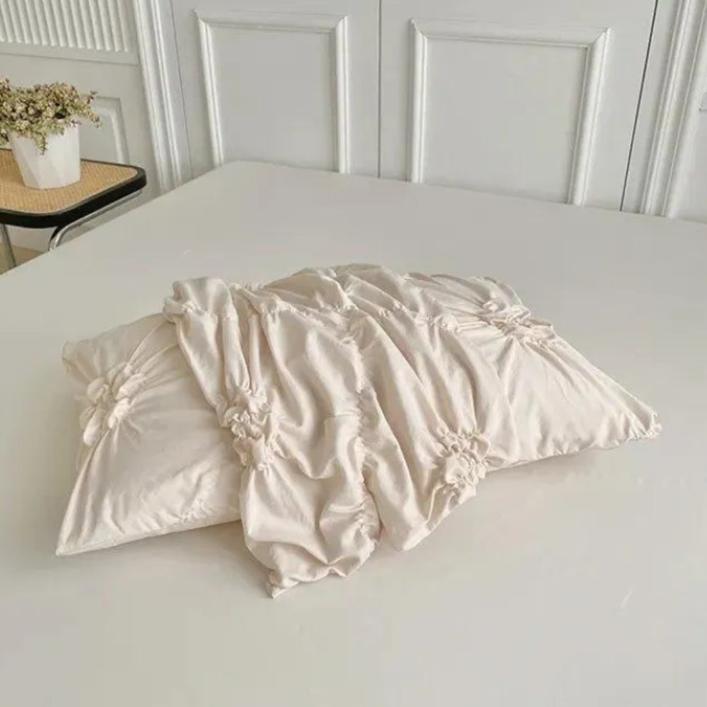 Rynket Blomst Sengetøjssæt – Hvid, Elegant Mikrofiber til Soveværelse med Pudebetræk