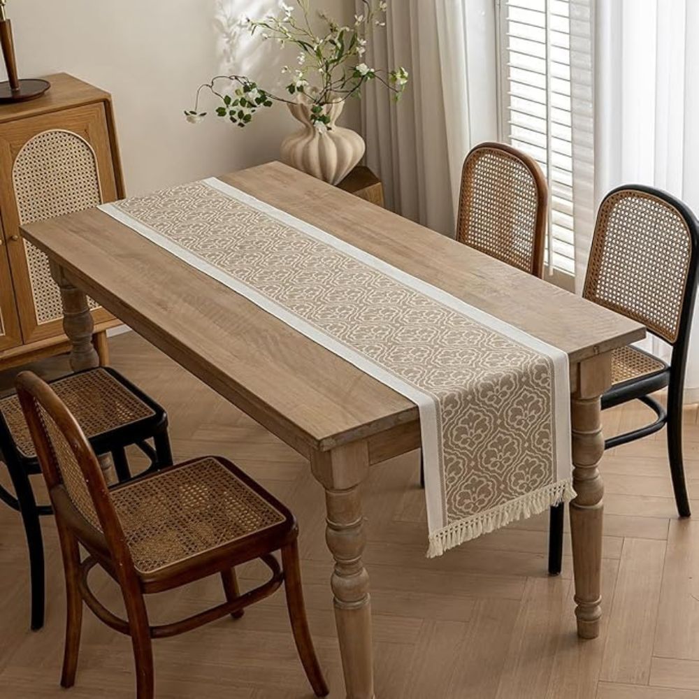 Damask Dune Borddug – Jordfarver, Jacquard Blomsterdesign med Frynser til Spisebord eller Sofabord
