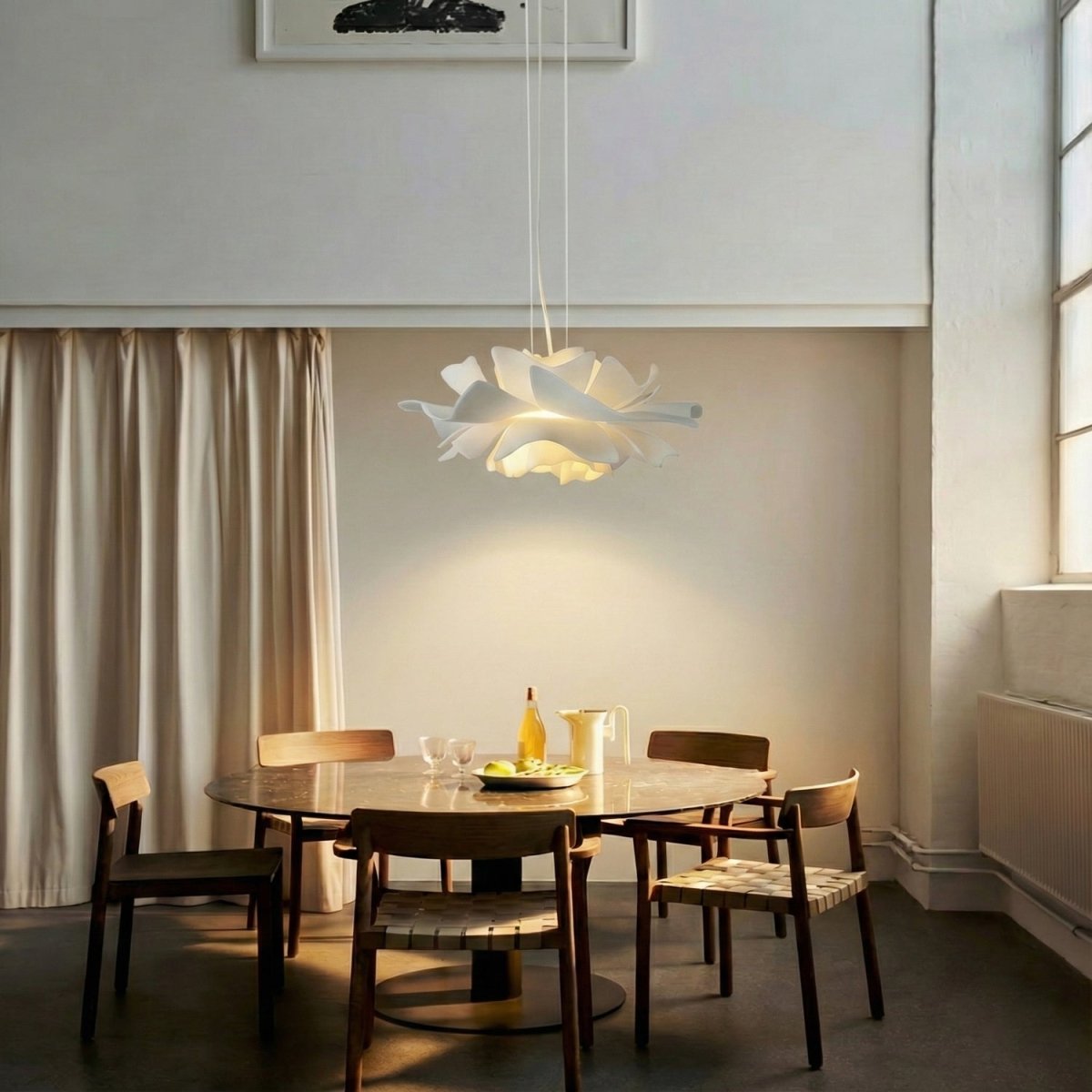 Loftlampe – Hvid, Lotus-inspireret Design til Spisestue eller Stue