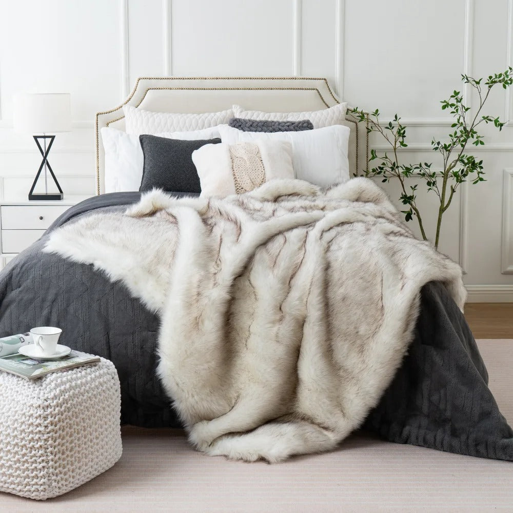 Imitation Fur Rug – Gray, Luxurious Appearance for Living Room or Bedroom Decoration