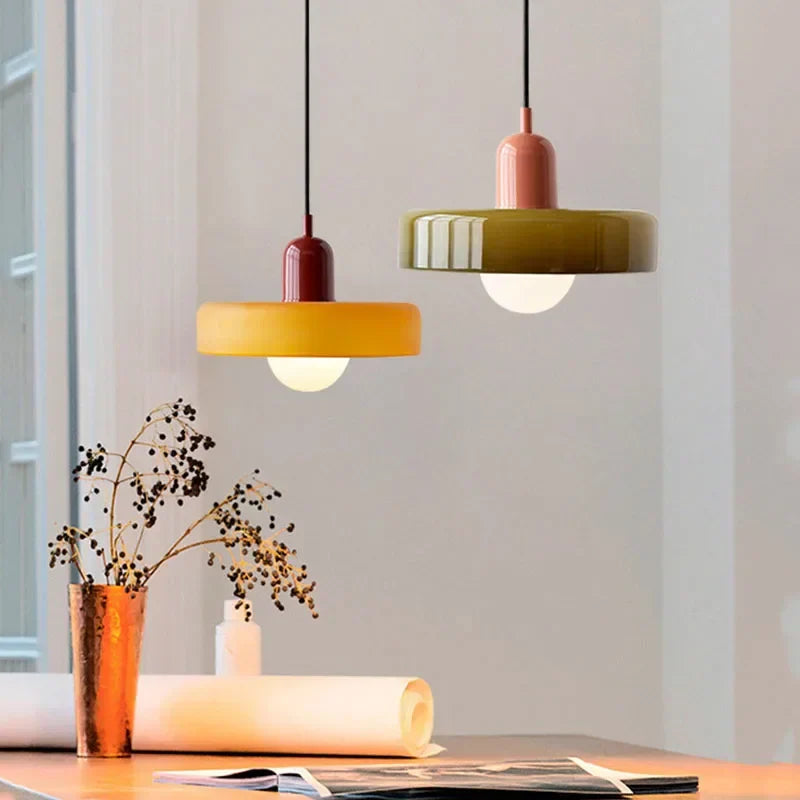 Szklana lampa wisząca – elegancki styl doniczki, zapewniająca nastrojowe oświetlenie w jadalni lub sypialni