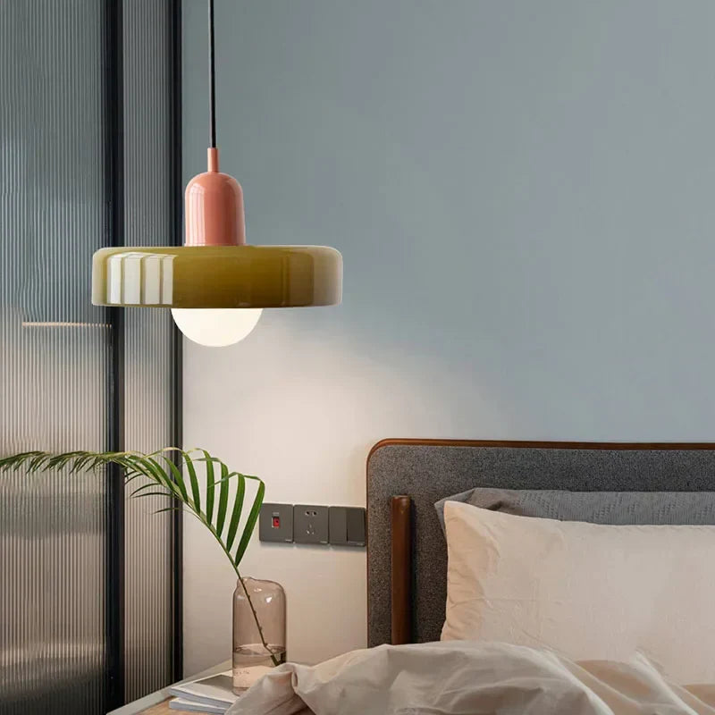 Szklana lampa wisząca – elegancki styl doniczki, zapewniająca nastrojowe oświetlenie w jadalni lub sypialni