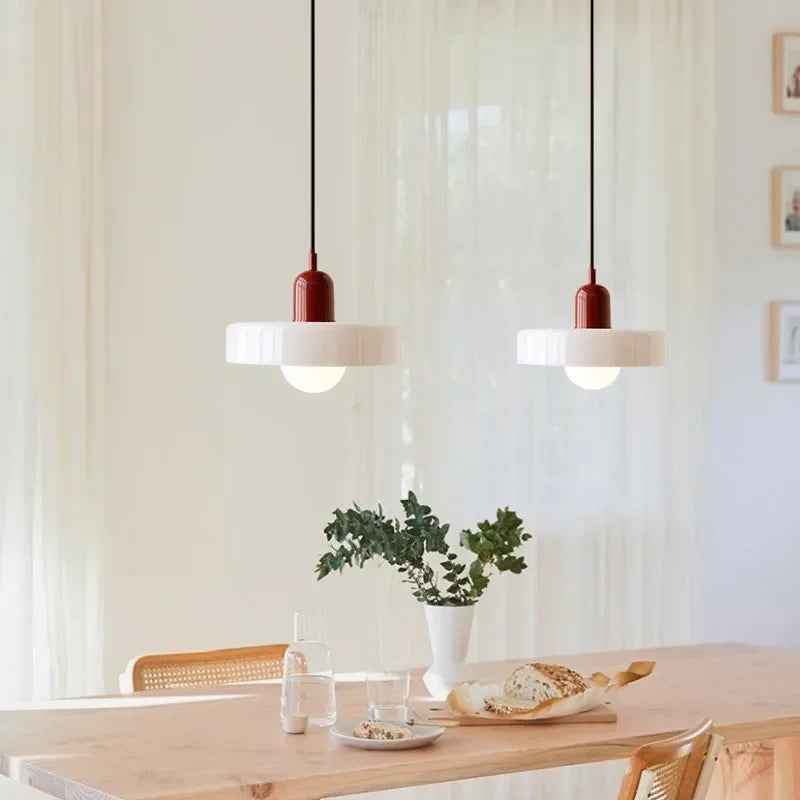 Szklana lampa wisząca – elegancki styl doniczki, zapewniająca nastrojowe oświetlenie w jadalni lub sypialni