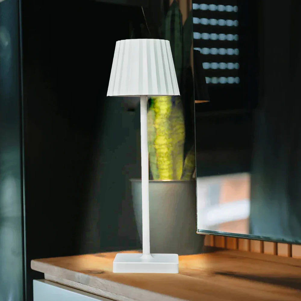 Genopladelig Bordlampe – Antik Metal med Plissé Skærm, Dæmpbar LED til Stue eller Soveværelse