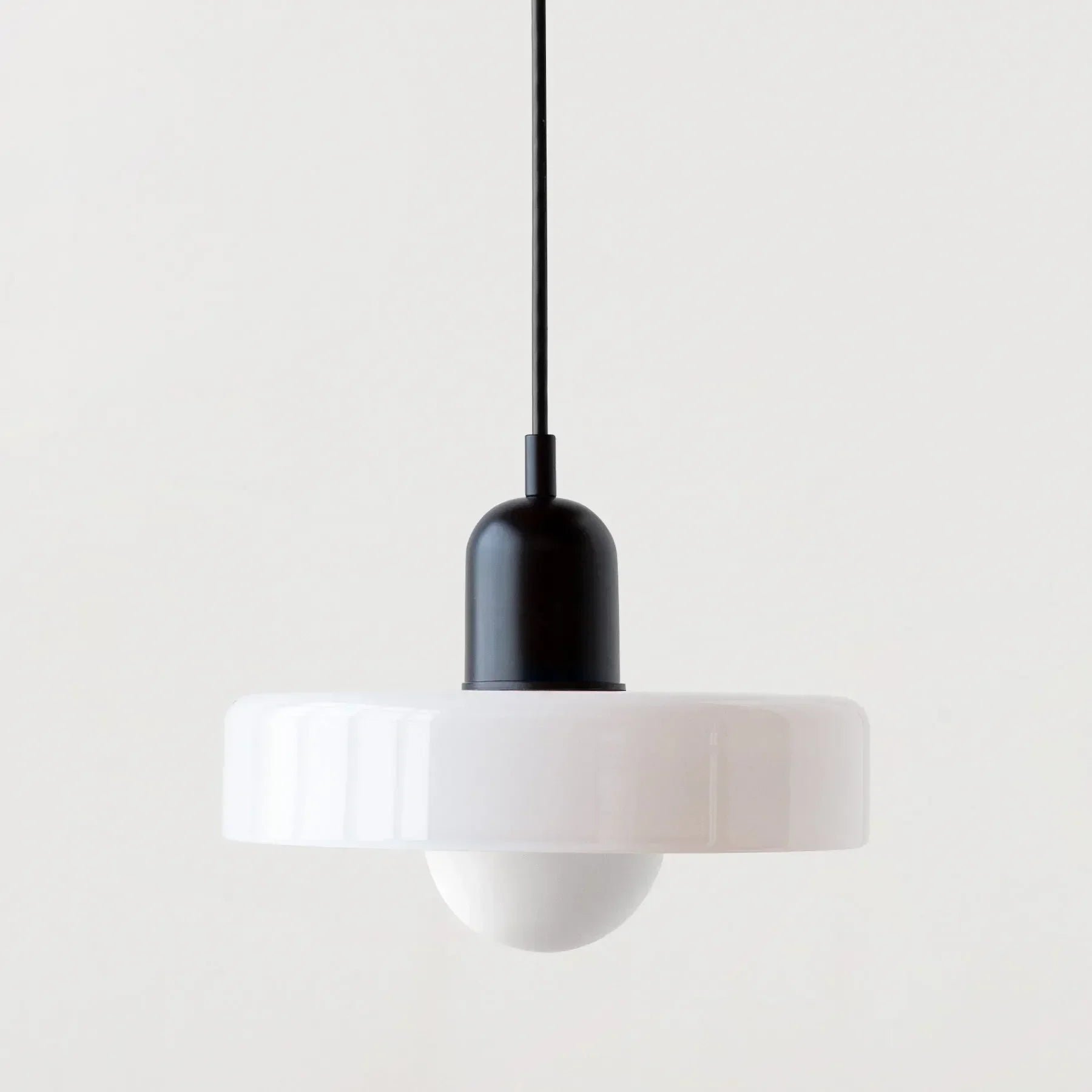 Szklana lampa wisząca – elegancki styl doniczki, zapewniająca nastrojowe oświetlenie w jadalni lub sypialni