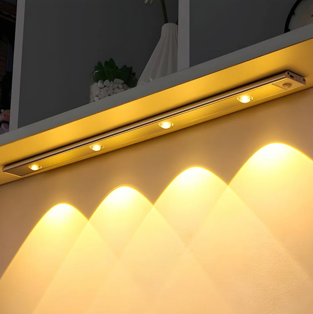 LED-væglampe med bevægelsessensor – hvid, dæmpbart design til entré, trappe eller soveværelse