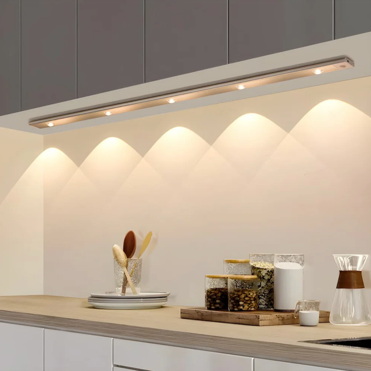 LED-væglampe med bevægelsessensor – hvid, dæmpbart design til entré, trappe eller soveværelse