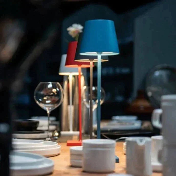 Bezprzewodowa lampa stołowa – nowoczesna metalowa lampa LED dostępna w wielu kolorach, idealna na biurko, stolik nocny lub stolik pomocniczy.