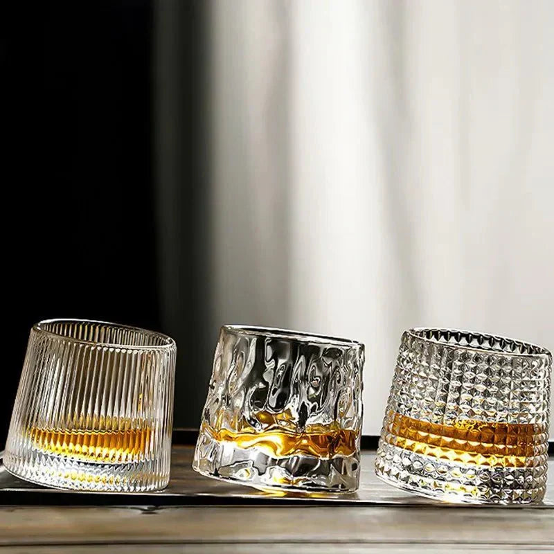 Whiskey glass – Clear glass with geometric pattern and rotating base for whiskey or bourbon