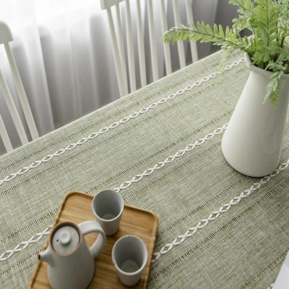 Bomulds- og Linneddug – Beige med Stribet Design og Broderi til Spisebord eller Udendørs Fester