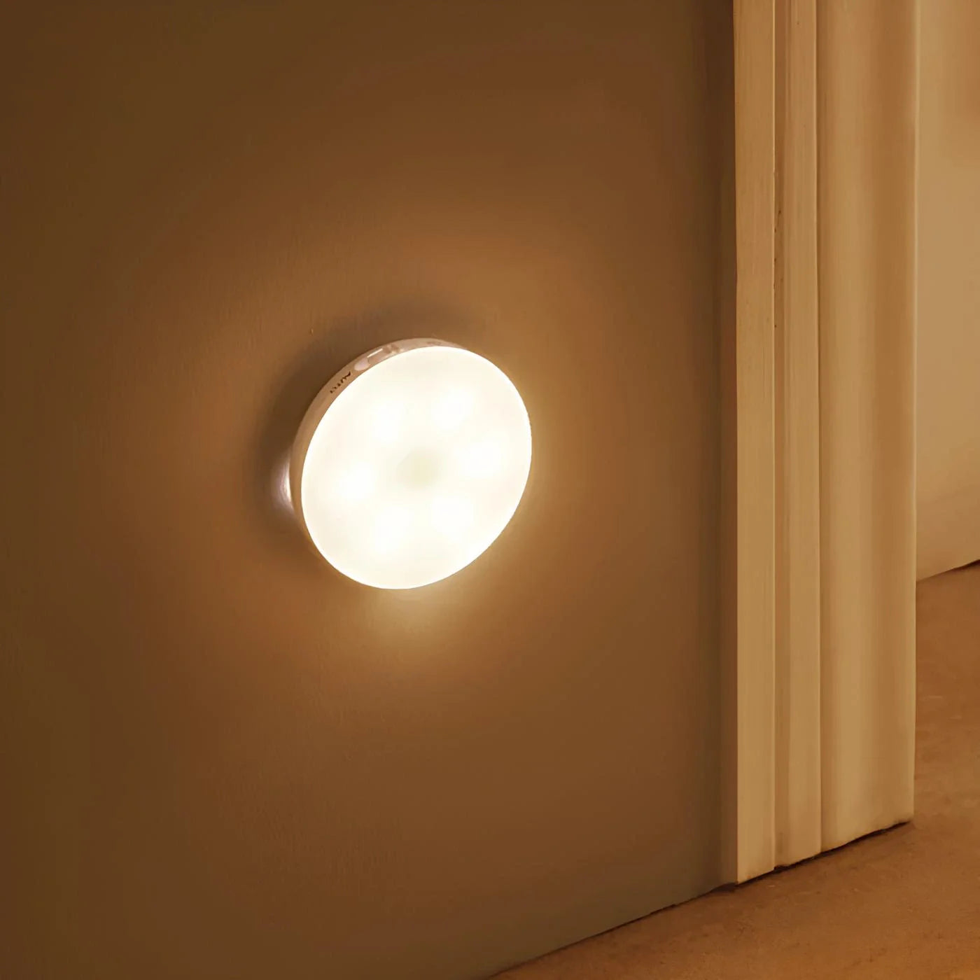 Bevægelsessensor Lampe – Hvid, Kompakt Design til Entré, Trappe eller Skab