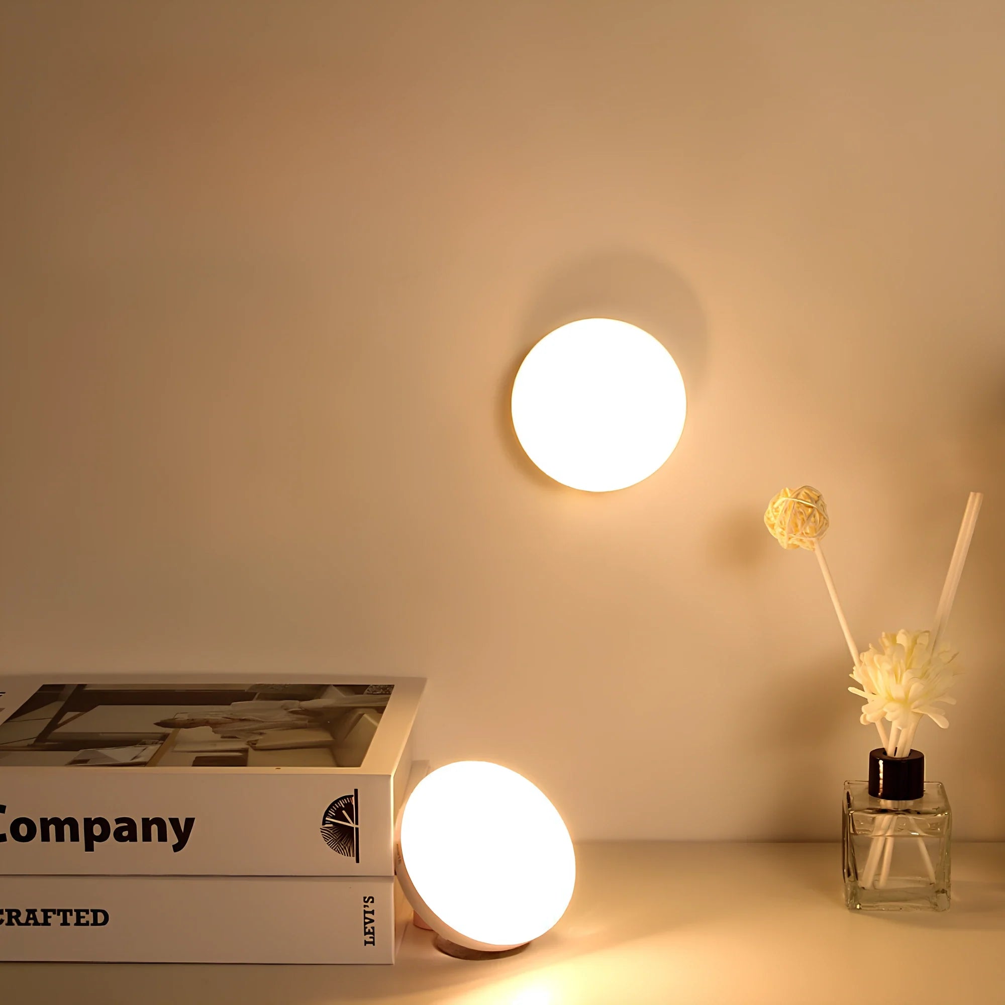 Bevægelsessensor Lampe – Hvid, Kompakt Design til Entré, Trappe eller Skab