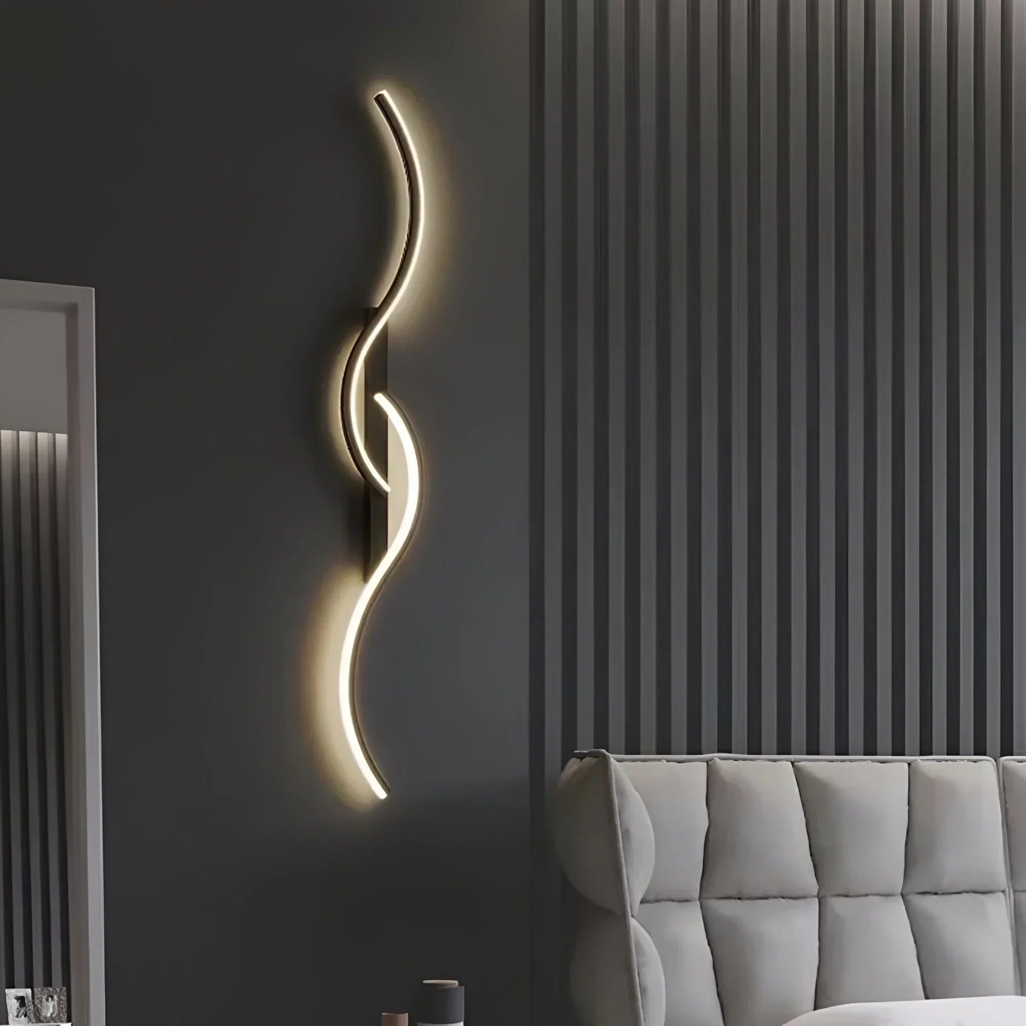 Moderne LED væglampe – aluminium og akryl, Buet design til stue, soveværelse eller kontor