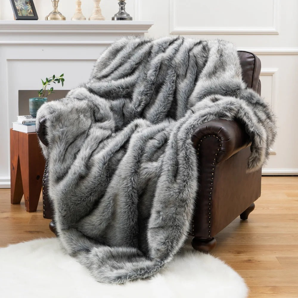 Imitation Fur Rug – Gray, Luxurious Appearance for Living Room or Bedroom Decoration