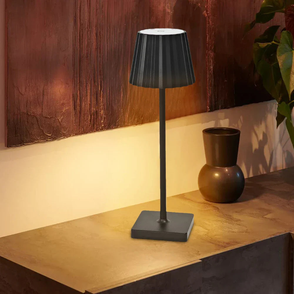 Genopladelig Bordlampe – Antik Metal med Plissé Skærm, Dæmpbar LED til Stue eller Soveværelse