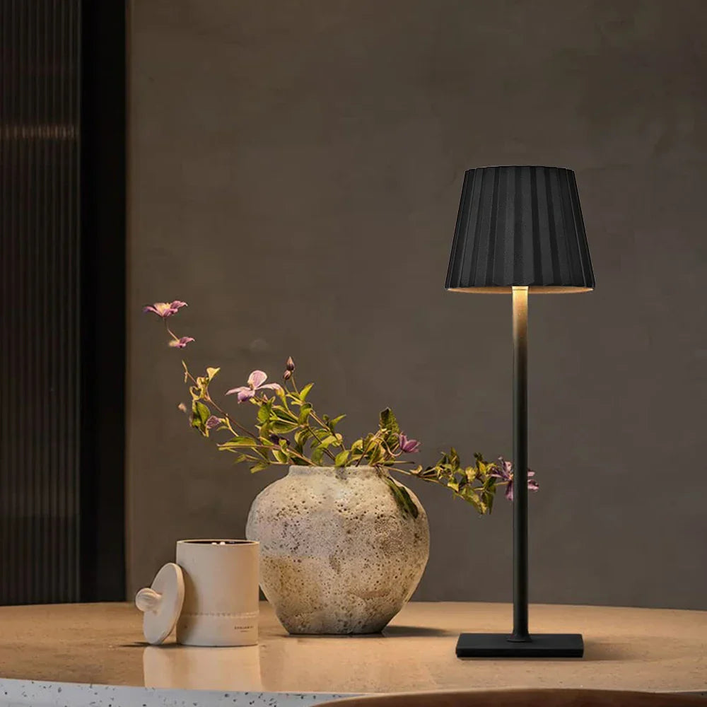 Genopladelig Bordlampe – Antik Metal med Plissé Skærm, Dæmpbar LED til Stue eller Soveværelse