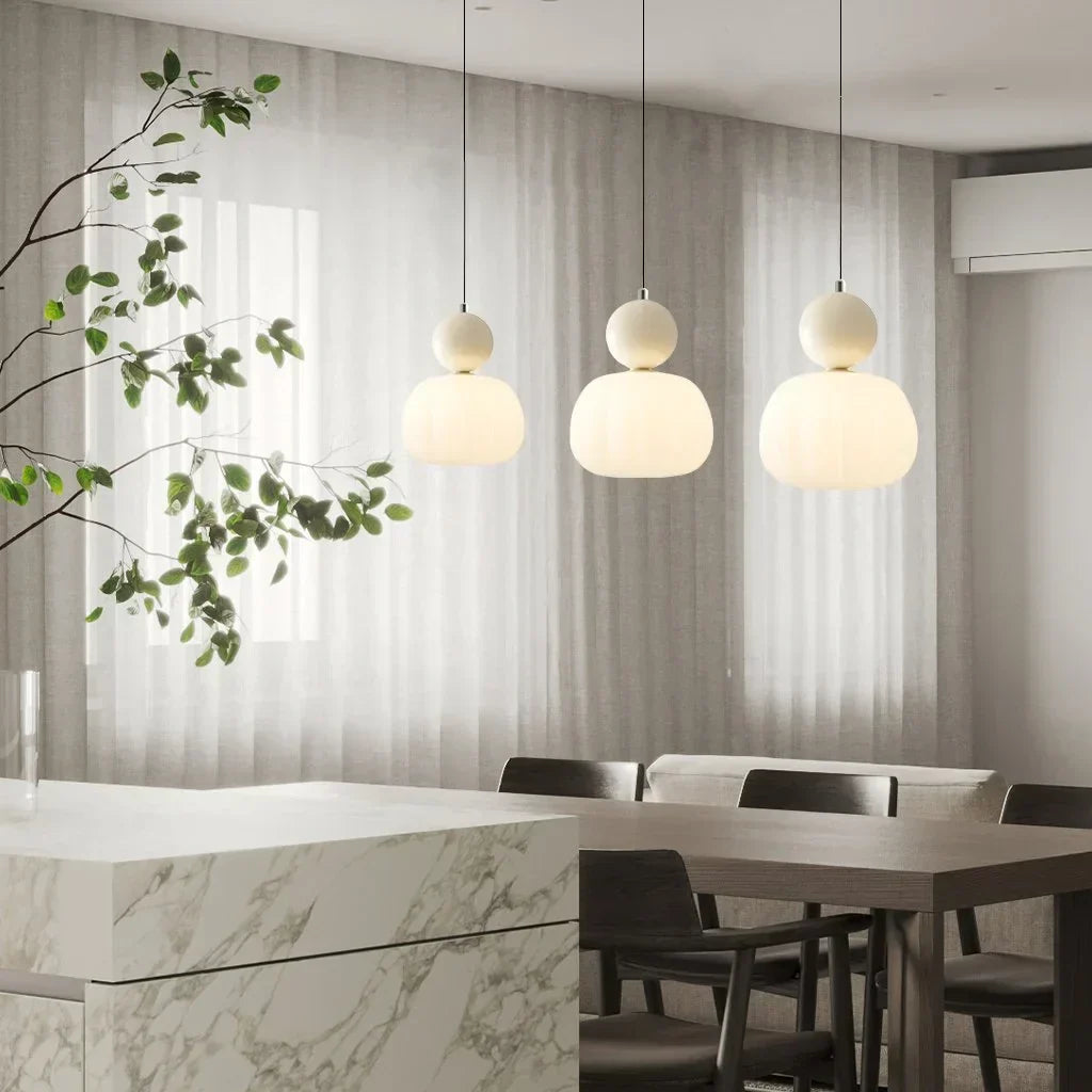 Lampa wisząca w stylu art déco – metal w kolorze kremowym, wzornictwo Bauhausu do dekoracji salonu lub jadalni
