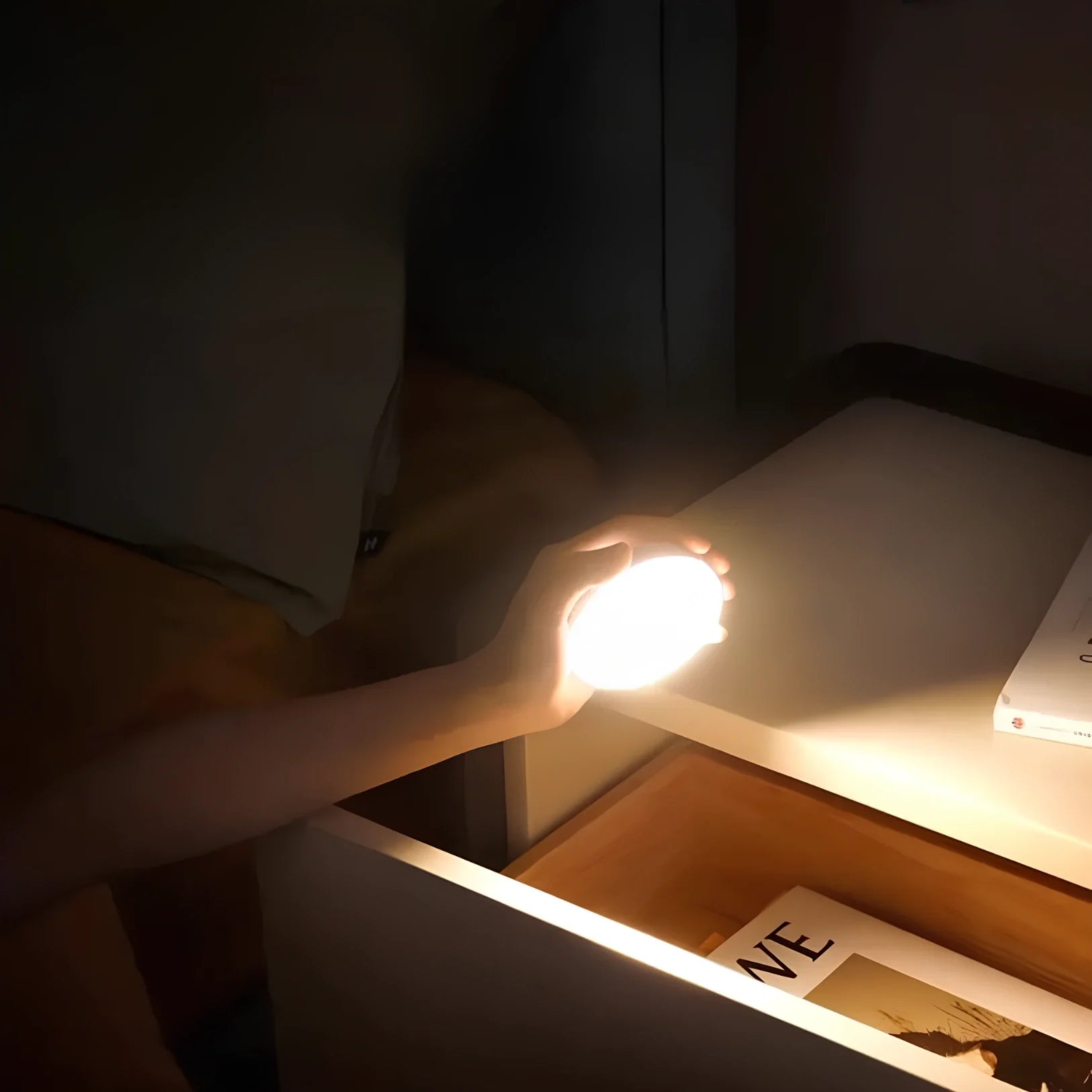 Bevægelsessensor Lampe – Hvid, Kompakt Design til Entré, Trappe eller Skab