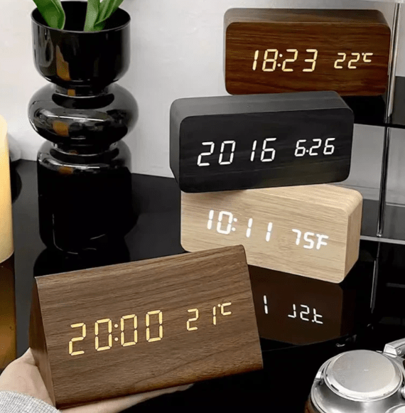 Træur – Minimalistisk design med LED-display og foldefunktion til skrivebord eller natbord