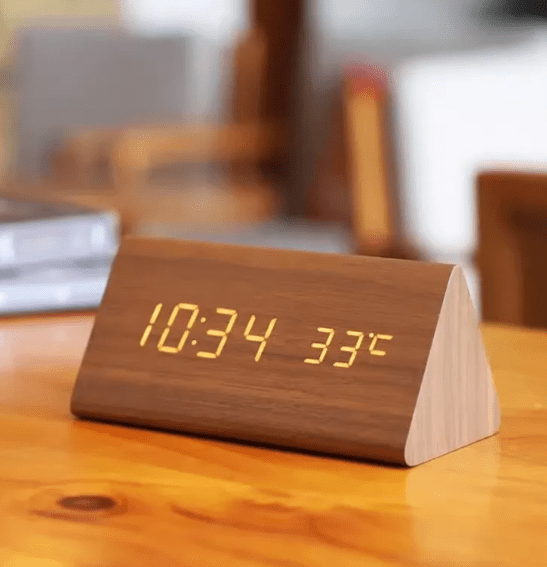 Træur – Minimalistisk design med LED-display og foldefunktion til skrivebord eller natbord