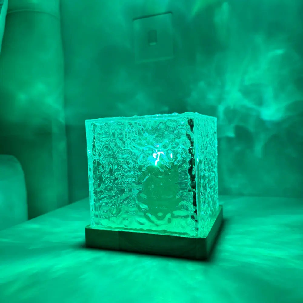 Lampa Aurora Borealis – drewniana podstawa, kolorowa kostka do sypialni lub salonu