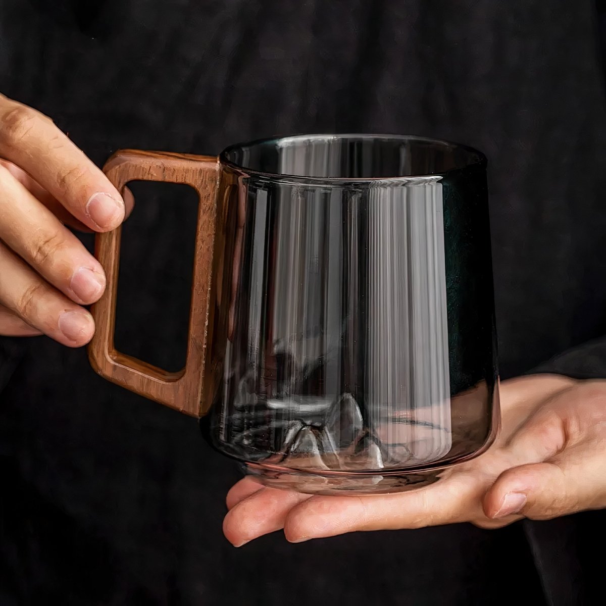Glaskaffekop – Røget glas med valnøddehåndtag, moderne design til kaffe eller te
